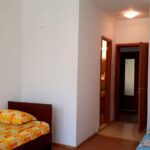 VEZI AICI câte locuri de cazare există în Vâlcea pentru refugiații din Ucraina Instituția Prefectului Vâlcea a solicitat către primăriile din județ situația cu spațiile disponibile de cazare pentru refugiații din Ucraina, care ar putea veni la noi în județ. ”Am solicitat Unităților Administrativ Teritoriale din județ o inventariere a spațiilor pe care le-ar avea disponibile pentru a caza refugiați în caz de nevoie. Datele se actualizează și centralizează de la oră la oră. În prezent, avem transmisă situația din 62 de localități. 22 dintre acestea ne-au comunicat că nu dispun deocamdată de spații. Vreau să subliniez un lucru. Autoritățile locale, dar și cetățenii au toată disponibilitatea de a ajuta persoanele care părăsesc zona de conflict”, susține prefectul Mihai Oprea. Municipiul Râmnicu Vâlcea dispune de 42 spații de cazare la Căminul Fostului Liceu Oltchim. Consiliul Județean Vâlcea aidentificat locuri de cazare la Complexul din Nord al Direcției Generale de Asistență Socială și Protecția Copilului, unde sunt disponibile patru garsoniere de 2 paturi, 4 dormitoare de 1 pat și o infirmerie cu 2 paturi. Consiloul Județean Vâlcea dispune de 8 locuri de cazare la Biblioteca Județeană în 2 apartamente și de 5 camere la Culele de la Măldărești. La Călimănești, la Internatul Liceului Tehonologic de Turism sunt disponibile 110 locuri. Primăria din Berbești are disponibile 27 de locuri, la Căminul Internat al Liceului Preda Buzescu. Este vorba despre 20 camere de 4 persoane, dintre care 13 dotate cu masă cu două scaune și dulap, 19 paturi de 1 persoană și 4 paturi de 2 persoane. La Lungești, există 20 de locuri la Sala de Sport care are grupuri sanitare și utilități, autoritățile de acolo anunțându-ne că sala ar putea fi dotată cu paturi, iar la Măciuca, dispensarul public ar putea adăposti 3 familii cu copiii, între 6 și 8 persoane. Primăria Muereasca a transmis că există 6 locuri la Baza Sportivă pentru 2 adulți și 4 copiii, iar Primăria Prundeni dispune de 15 locuri la Sala de Sport. Mai există disponibilitate pentru 5 locuri la Centrul Local de Asistență Socială Alunu, 8 la Centrul Social Budești; 10 la Grădinița Bogdănești din Bujoreni, 10 la Căminul Cultural din Cernișoara, 5 la Costești dintre care 4 la Baza Sportivă și un loc la Dispensarul Medical, 10 la Căminul Cultural din Tomșani, 10 locuri la Centrul de Îngrijire de zi pentru copii aflați în situații de risc de la Vlădești, 10 locuri la Centrul Multifuncțional de Servicii Sociale din Sutești, 4 locuri la dispensarul uman din Păușești Măglași. Primăria Drăgoești și-a arătat disponibilitatea de a caza 5 persoane într-o fostă grădiniță. Galicea are 38 de spații la școală, La Golești – 100 de spații disponibile la cele 2 cămine culturale din localitate. 9 locuri sunt disponibile la Căminul Cultural din Laloșu, 5 la fosta școală primară din Lăpușata. Primăria Copăceni a transmis că are disponibile 300 de locuri neamenajate, dar locațiile (Căminul Cultural și Școala cu clasele I-VIII) dispun de toate utilitățile. Autotitățile locale din comuna Nicolae Bălcescu au transmis disponibilitatea pentru 180 de locuri de cazare, în două locații (școală) care dispun de energie electrică, termică și apă curentă. La Păușești – Măglași ar mai fi disponbilie 10 locuri la atelierul școlii, dar nu există mobilierul și cazarmamentul necesar, spațiile fiind comune. De asemenea, la Șirineasa există disponibile 20 de locuri, la școală, dar încăperile nu dispun de mobilier. Unitățile administrativ teritoriale din: Băile Govora, Băbeni, Diculești, Fârtățești, Făurești, Ghioroiu, Grădiștea, Gușoieni, Lăcusteni, Ladești, Mihăești, Milcoiu, Mitrofani, Olanu, Perișani, Roești, Roșiile, Stoilești, Stroești, Ștefănești, Tetoiu și Vaideeni au menționat că nu dispun de spații de cazare pentru refugiați.