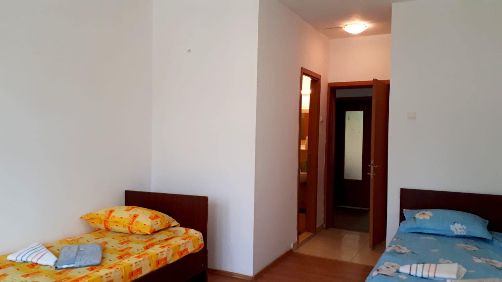 VEZI AICI câte locuri de cazare există în Vâlcea pentru refugiații din Ucraina Instituția Prefectului Vâlcea a solicitat către primăriile din județ situația cu spațiile disponibile de cazare pentru refugiații din Ucraina, care ar putea veni la noi în județ. ”Am solicitat Unităților Administrativ Teritoriale din județ o inventariere a spațiilor pe care le-ar avea disponibile pentru a caza refugiați în caz de nevoie. Datele se actualizează și centralizează de la oră la oră. În prezent, avem transmisă situația din 62 de localități. 22 dintre acestea ne-au comunicat că nu dispun deocamdată de spații. Vreau să subliniez un lucru. Autoritățile locale, dar și cetățenii au toată disponibilitatea de a ajuta persoanele care părăsesc zona de conflict”, susține prefectul Mihai Oprea. Municipiul Râmnicu Vâlcea dispune de 42 spații de cazare la Căminul Fostului Liceu Oltchim. Consiliul Județean Vâlcea aidentificat locuri de cazare la Complexul din Nord al Direcției Generale de Asistență Socială și Protecția Copilului, unde sunt disponibile patru garsoniere de 2 paturi, 4 dormitoare de 1 pat și o infirmerie cu 2 paturi. Consiloul Județean Vâlcea dispune de 8 locuri de cazare la Biblioteca Județeană în 2 apartamente și de 5 camere la Culele de la Măldărești. La Călimănești, la Internatul Liceului Tehonologic de Turism sunt disponibile 110 locuri. Primăria din Berbești are disponibile 27 de locuri, la Căminul Internat al Liceului Preda Buzescu. Este vorba despre 20 camere de 4 persoane, dintre care 13 dotate cu masă cu două scaune și dulap, 19 paturi de 1 persoană și 4 paturi de 2 persoane. La Lungești, există 20 de locuri la Sala de Sport care are grupuri sanitare și utilități, autoritățile de acolo anunțându-ne că sala ar putea fi dotată cu paturi, iar la Măciuca, dispensarul public ar putea adăposti 3 familii cu copiii, între 6 și 8 persoane. Primăria Muereasca a transmis că există 6 locuri la Baza Sportivă pentru 2 adulți și 4 copiii, iar Primăria Prundeni dispune de 15 locuri la Sala de Sport. Mai există disponibilitate pentru 5 locuri la Centrul Local de Asistență Socială Alunu, 8 la Centrul Social Budești; 10 la Grădinița Bogdănești din Bujoreni, 10 la Căminul Cultural din Cernișoara, 5 la Costești dintre care 4 la Baza Sportivă și un loc la Dispensarul Medical, 10 la Căminul Cultural din Tomșani, 10 locuri la Centrul de Îngrijire de zi pentru copii aflați în situații de risc de la Vlădești, 10 locuri la Centrul Multifuncțional de Servicii Sociale din Sutești, 4 locuri la dispensarul uman din Păușești Măglași. Primăria Drăgoești și-a arătat disponibilitatea de a caza 5 persoane într-o fostă grădiniță. Galicea are 38 de spații la școală, La Golești – 100 de spații disponibile la cele 2 cămine culturale din localitate. 9 locuri sunt disponibile la Căminul Cultural din Laloșu, 5 la fosta școală primară din Lăpușata. Primăria Copăceni a transmis că are disponibile 300 de locuri neamenajate, dar locațiile (Căminul Cultural și Școala cu clasele I-VIII) dispun de toate utilitățile. Autotitățile locale din comuna Nicolae Bălcescu au transmis disponibilitatea pentru 180 de locuri de cazare, în două locații (școală) care dispun de energie electrică, termică și apă curentă. La Păușești – Măglași ar mai fi disponbilie 10 locuri la atelierul școlii, dar nu există mobilierul și cazarmamentul necesar, spațiile fiind comune. De asemenea, la Șirineasa există disponibile 20 de locuri, la școală, dar încăperile nu dispun de mobilier. Unitățile administrativ teritoriale din: Băile Govora, Băbeni, Diculești, Fârtățești, Făurești, Ghioroiu, Grădiștea, Gușoieni, Lăcusteni, Ladești, Mihăești, Milcoiu, Mitrofani, Olanu, Perișani, Roești, Roșiile, Stoilești, Stroești, Ștefănești, Tetoiu și Vaideeni au menționat că nu dispun de spații de cazare pentru refugiați.